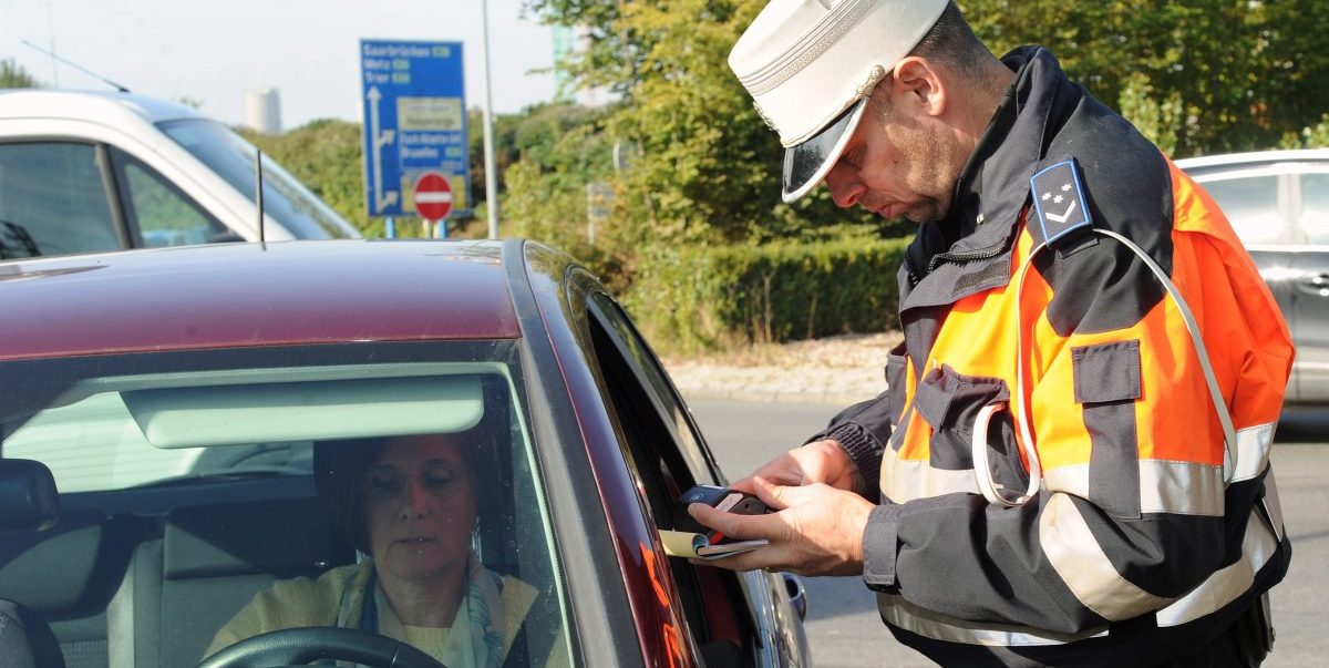 Alkoholisierte Autofahrer halten Beamte auf Trab