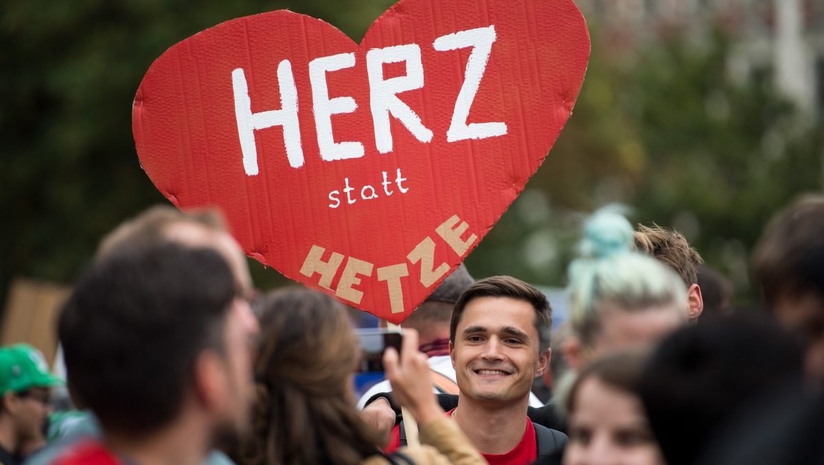 In Chemnitz gehen Menschen für Frieden und gegen Rechts auf die Straße