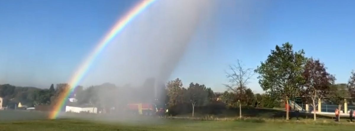 Vorbereitung zum CGDIS-Sicherheitstag: Feuerwehr-Truck zaubert Regenbogen in den Himmel
