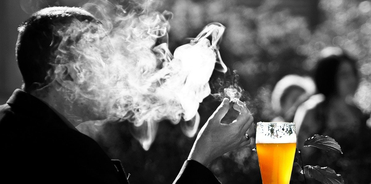 Debatte über die erfolgreiche Petition für rauchfreie Terrassen ist bis nach den Wahlen vertagt