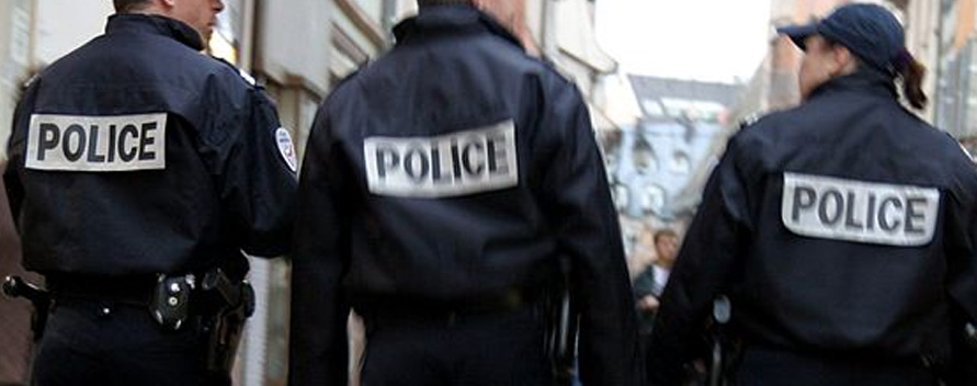 Barriere verhindert Schlimmeres: Mann fährt in Nîmes in Menschen und verletzt zwei