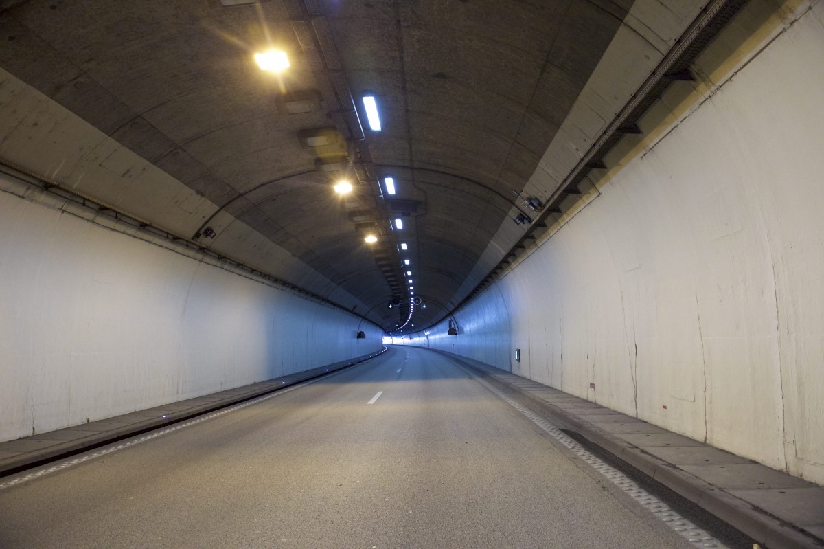 Betrunkener verliert im Tunnel Grouft die Kontrolle und kracht in Notbucht