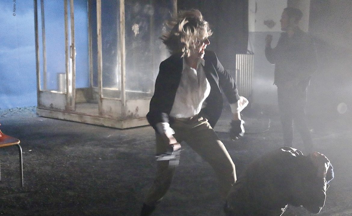 Das Theaterstück „Weißer Raum“ stellt den Rechtspopulismus von innen dar