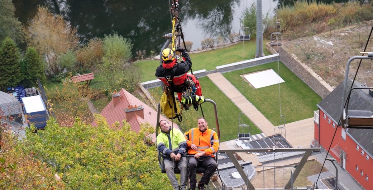 „Hilfe, ich sitze in der Sesselbahn fest“ – Wie der CGDIS in Vianden die Rettung aus luftiger Höhe probt