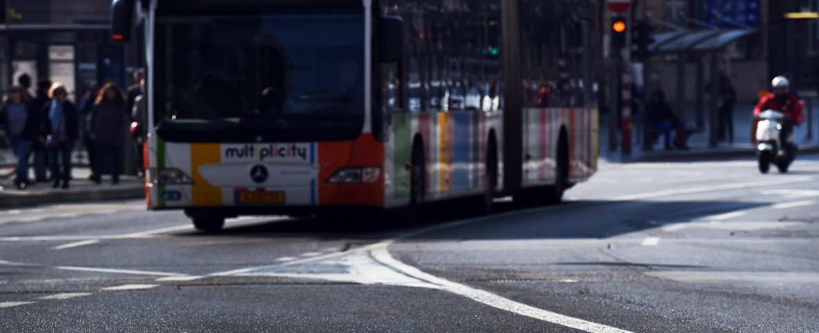 Luxemburg: Betrunkene machen Krawall an Haltestelle und beschädigen Bus