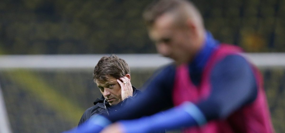 Luxemburgs Fußballnationalmannschaft trainiert unter einer Glasglocke