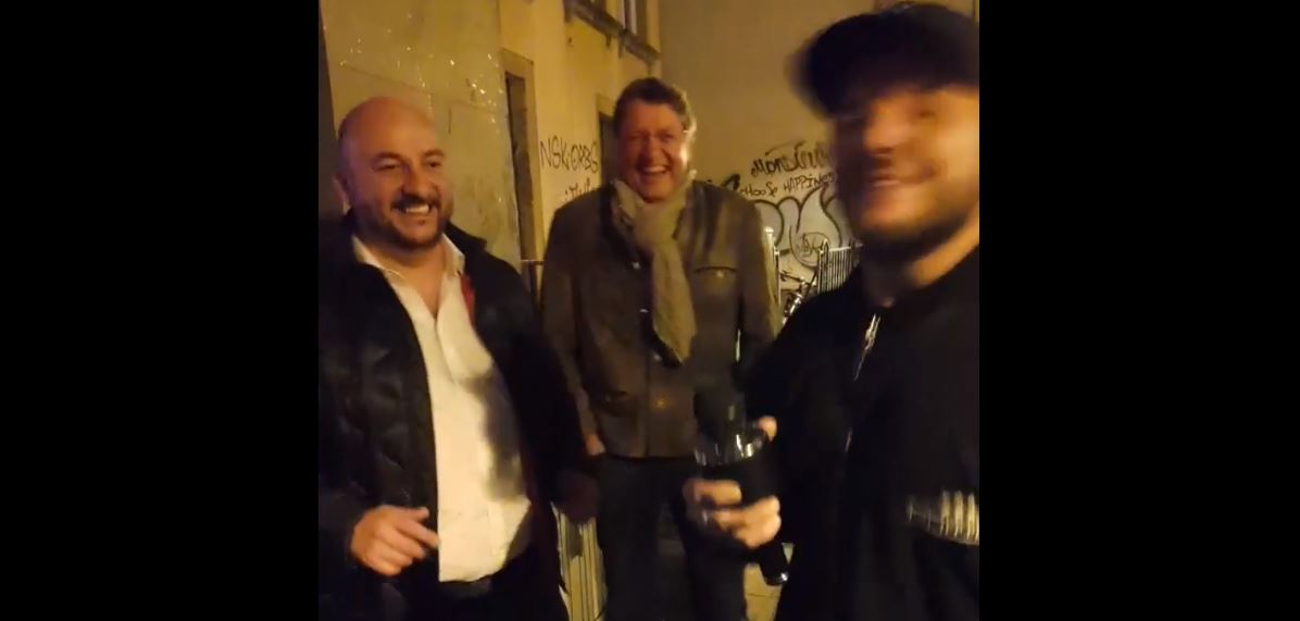 MC Schneider will nicht spitten, lässt sich aber von den Beats zu einem kleinen Tanz mitreißen