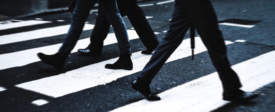 Fußgängerin wird auf Zebrastreifen umgefahren und beschimpft – bevor der Unfallfahrer flüchtet