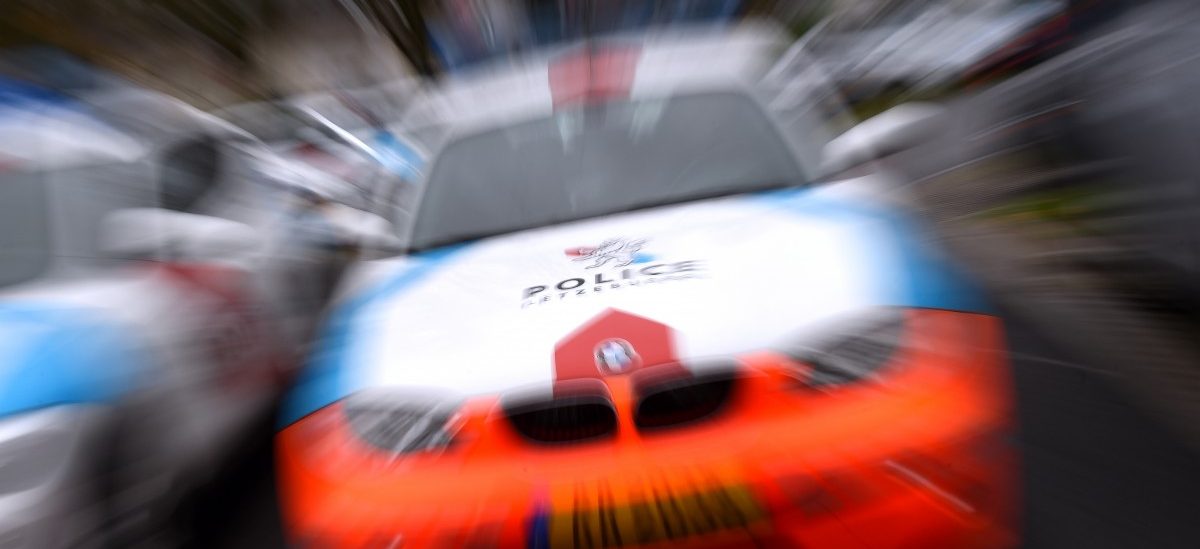 Nach spektakulärer Verfolgungsjagd über die Autobahn: Polizei schnappt Einbrecher im Wald