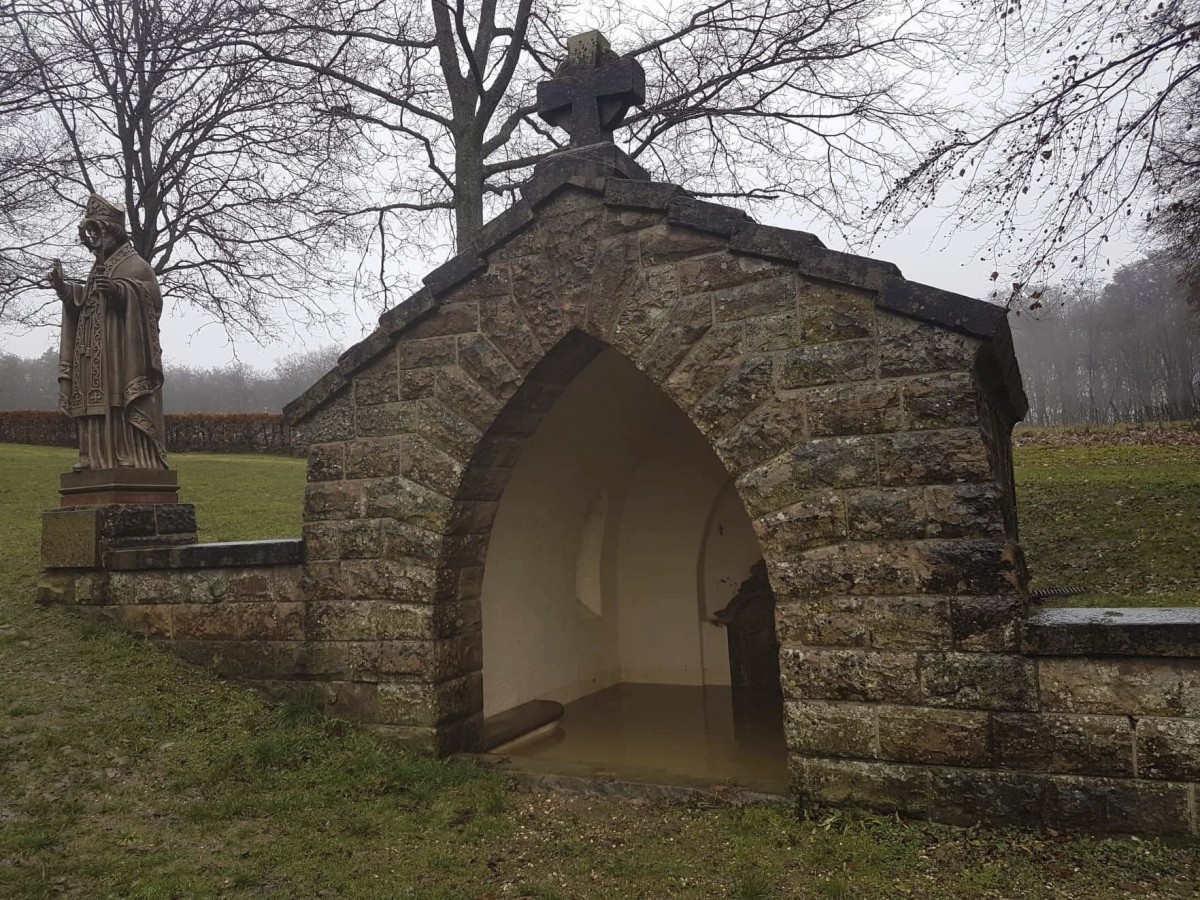 Kurz vor Weihnachten: Kleine Kapelle auf dem „Helperknapp“ steht unter Wasser