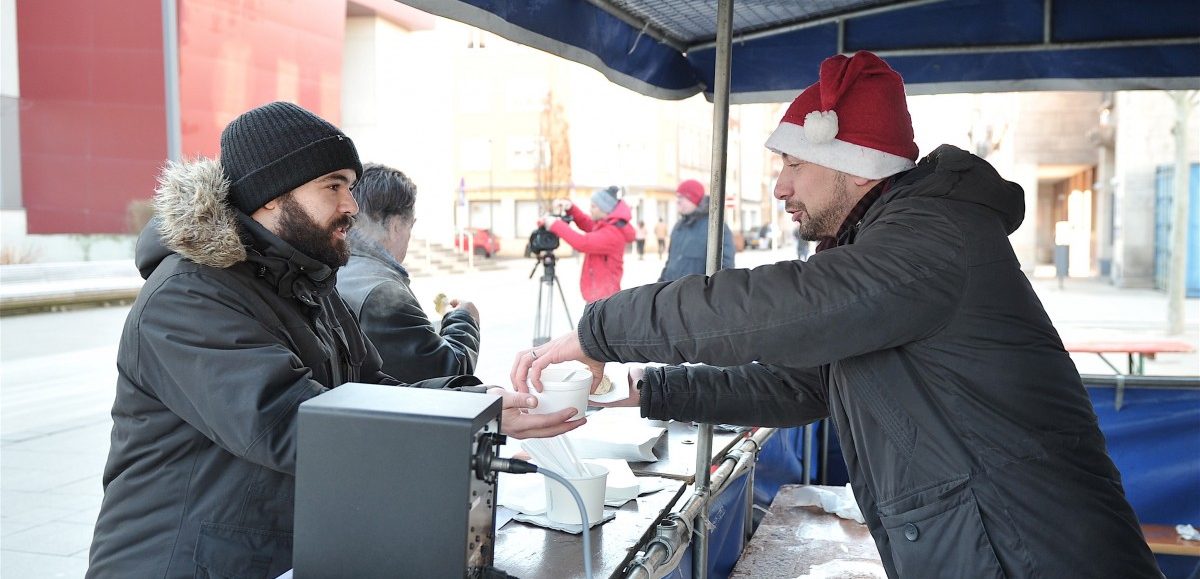 „Man to Human Asbl.“ verteilt Suppen für Hilfsbedürftige auf dem Brillplatz