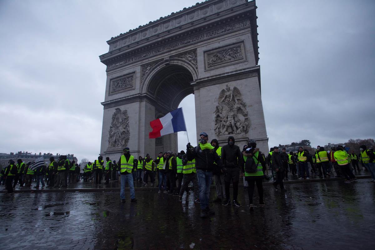 Ausschreitungen_in_P_59585055urn_binary_dpa_com_20090101_181202-90-003733-FILED