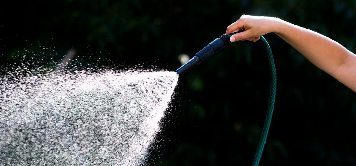 Einbrecher klettert mit Gartenschlauch auf Balkon