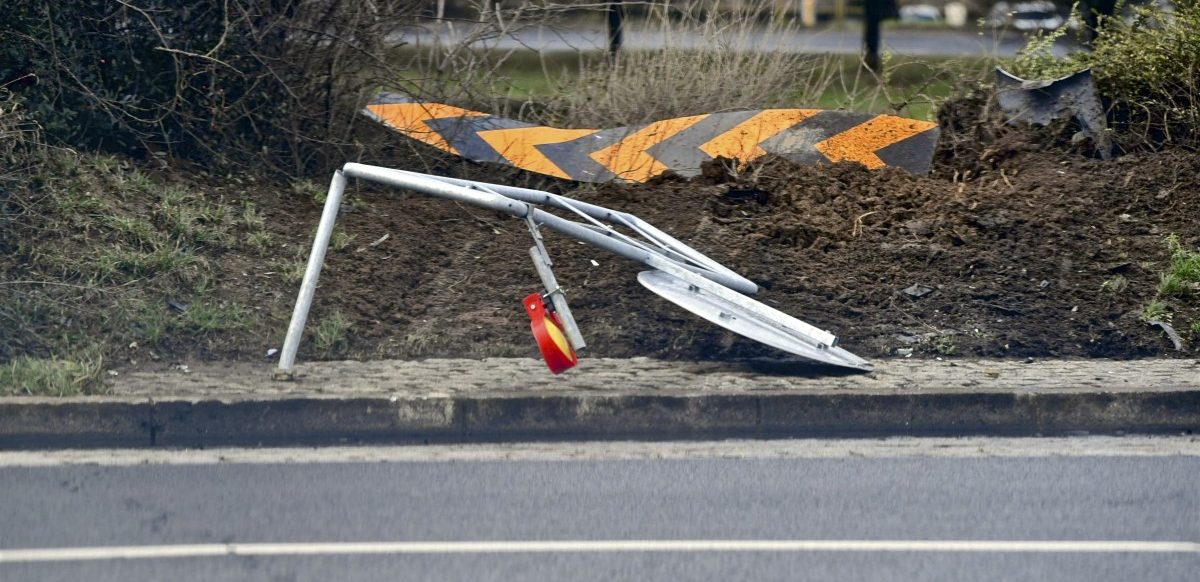 Schilder ummähen wird teuer: Der Problemfall Kreisverkehr Raemerich in Esch