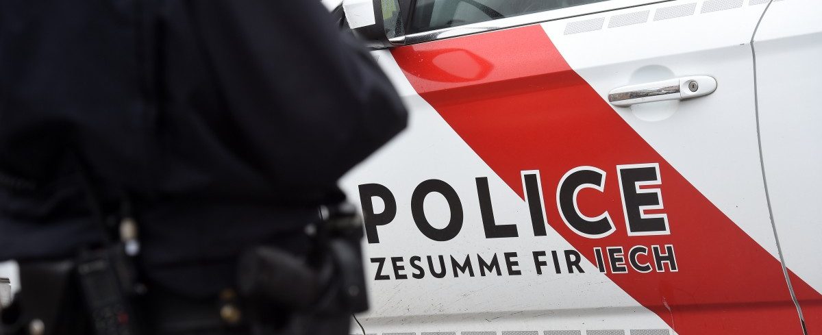 Autofahrer überfährt Fußgänger und begeht Fahrerflucht