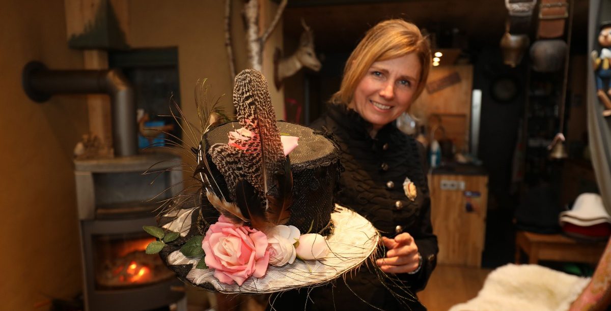 Ohne bunten Zylinder ist das Leben langweilig: Véronique Scholler ist Hutmacherin