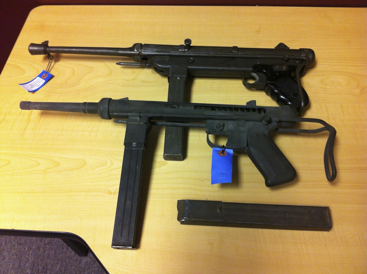 490_0008_15049633_Zwei_Sola_Maschinenpistol