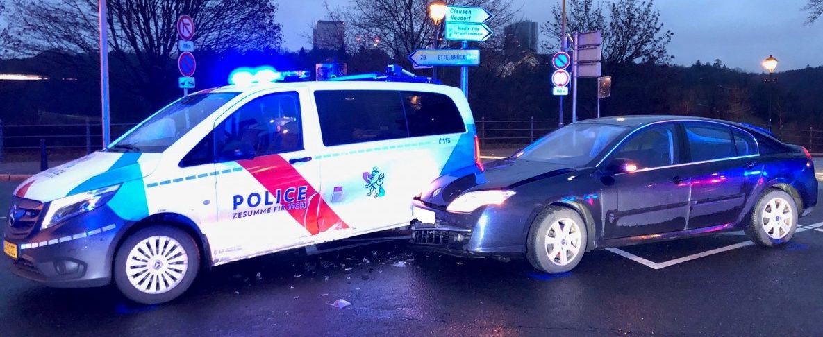 Autofahrer übersieht Vorfahrtsstraße – und kracht gegen Polizeiwagen