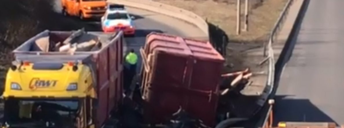 Lkw kippt auf der A4 um – Auffahrt Esch-Lankelz gesperrt