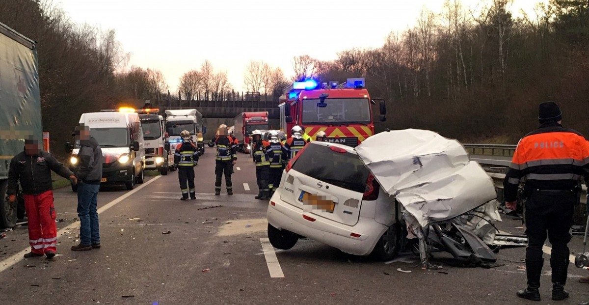 Tödlicher Unfall auf der A1: Auto kollidiert mit Lastwagen