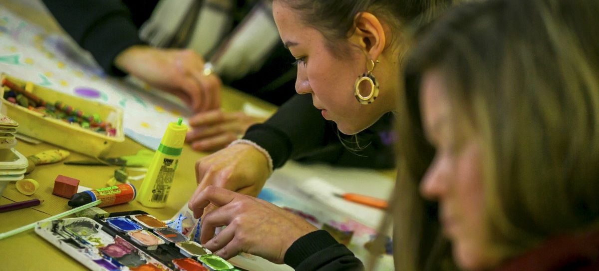 Künstlerische Therapien: Viele junge Menschen zeigen Interesse