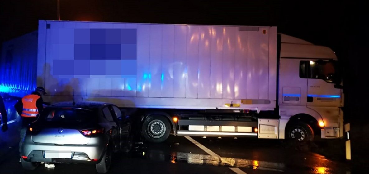 40-Tonner als Geisterfahrer auf der A1 unterwegs – Unfall bei Wendemanöver