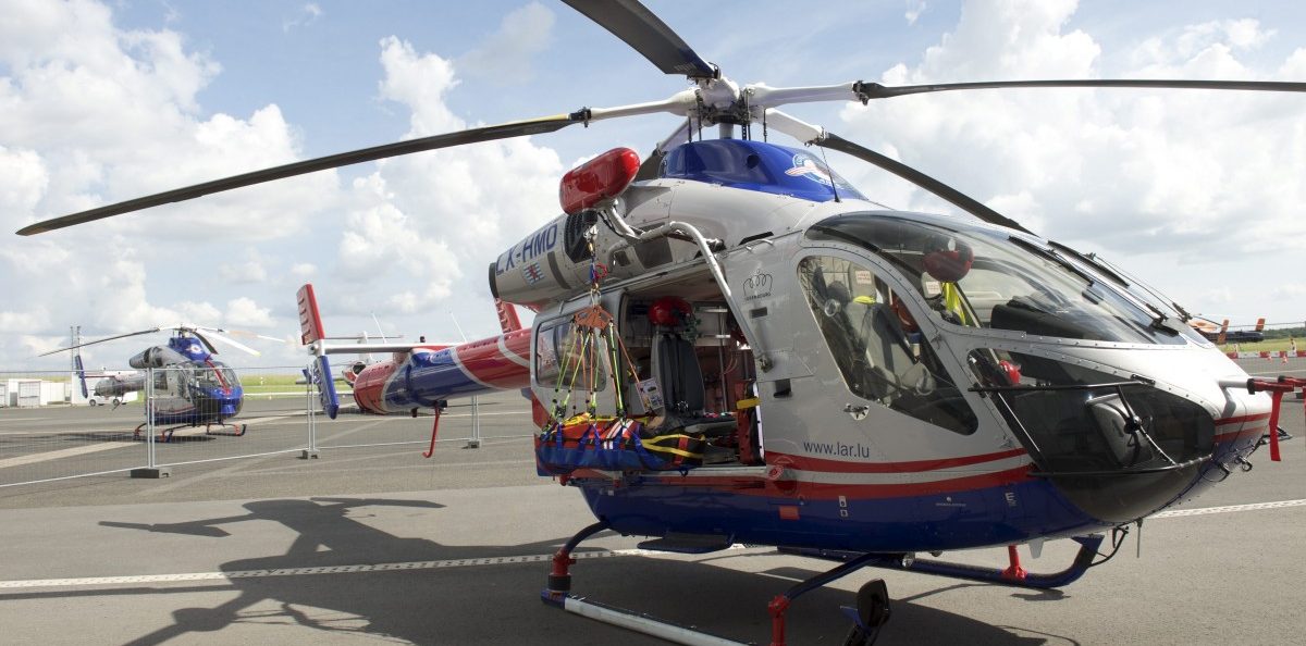 Arbeitsunfall: Mann wird zwischen Fahrzeug und Mauer eingeklemmt