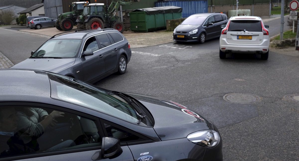 Eine Umgehungsstraße, die keine ist: Zunahme des Verkehrs über Feldweg „an der Bëlz“ in Erpeldingen sorgt für Chaos