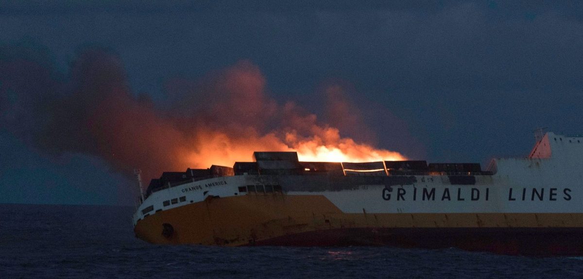 Nach Schiffsunglück droht Ölteppich Frankreichs Atlantikstrände zu verschmutzen