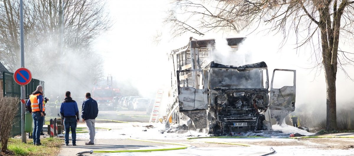 Lkw brennt in Industriegebiet „Schéleck“ bei Bettemburg komplett aus