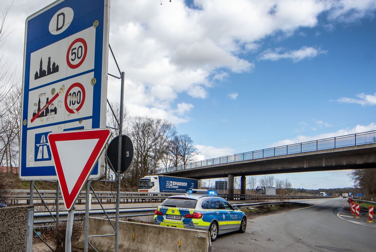 Kontrollen_der_Poliz_60686250urn_binary_dpa_com_20090101_190318-99-438942-FILED