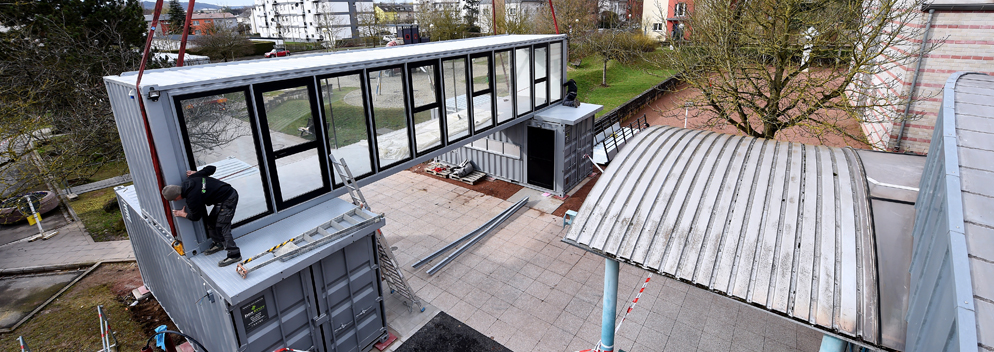 Quadratisch, praktisch, prost! Vor dem Henri-Schmitz-Sportzentrum in Lallingen steht eine provisorische Buvette