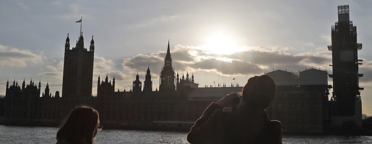 Unterhaus stimmt über Brexit-Alternativen ab - May unter Druck