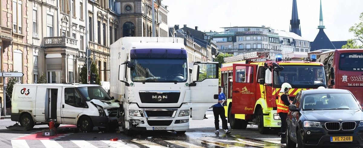 Mitten auf Luxemburgs Avenue Marie-Thérèse: Geldtransporter kracht in Lkw