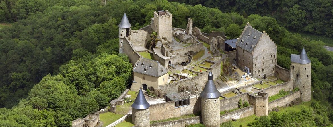 Die steinerne Seite der Macht: Ausstellung erforscht Burgen und Festungen in der Großregion