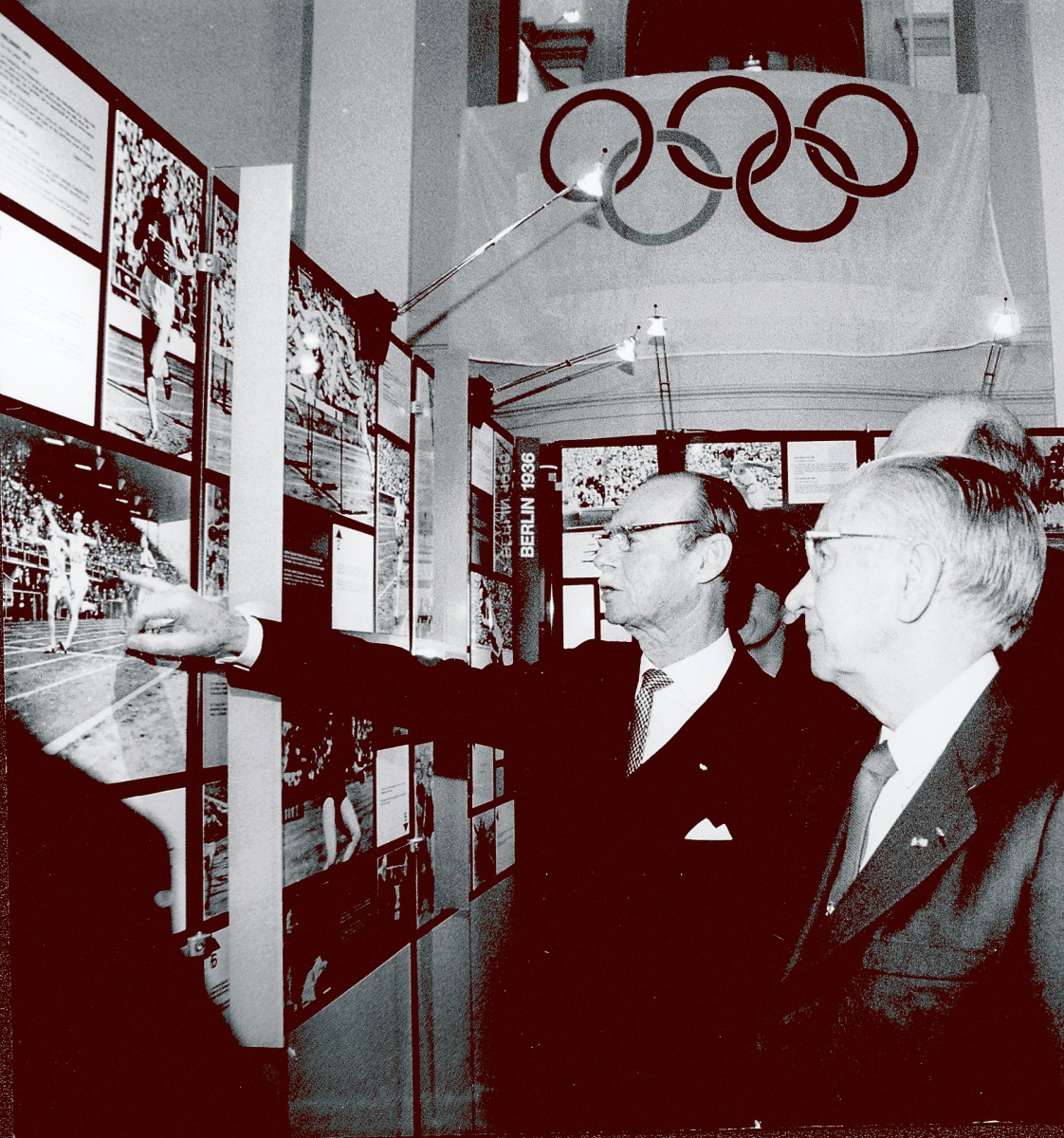 490_008_432524_1996 Jean erläutert IOC-Präsident Samaranch den Zieleinlauf des 1500-m-endlaufs 1952 in helsinki