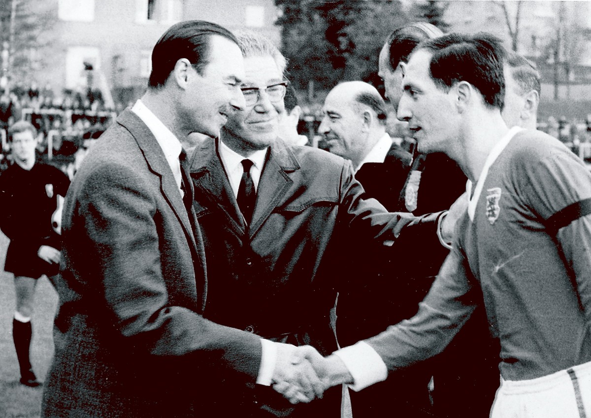 490_008_432528_Mit Fußball-Nationalmannschaftskapitän Jim Hofstetter mitte der 60er