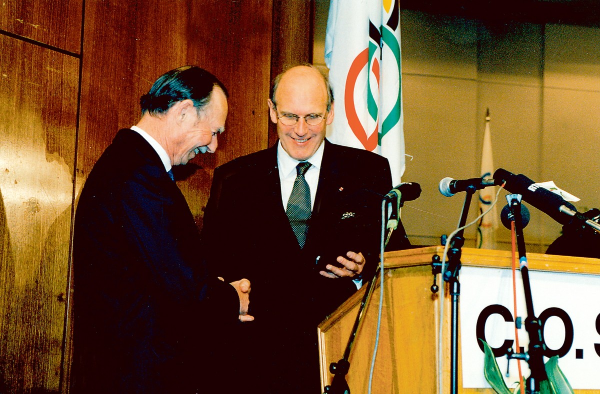 490_008_432534_1999-1996 ehrung für 50 jahre ioc-mitgliedschaft durch cosl präsident norbert haupert