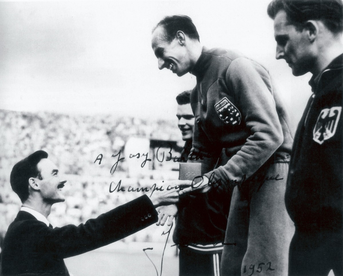 490_008_432536_1952 in helsinki – der schönste augenblick – Prinz jean gratuliert olympiasieger barthel