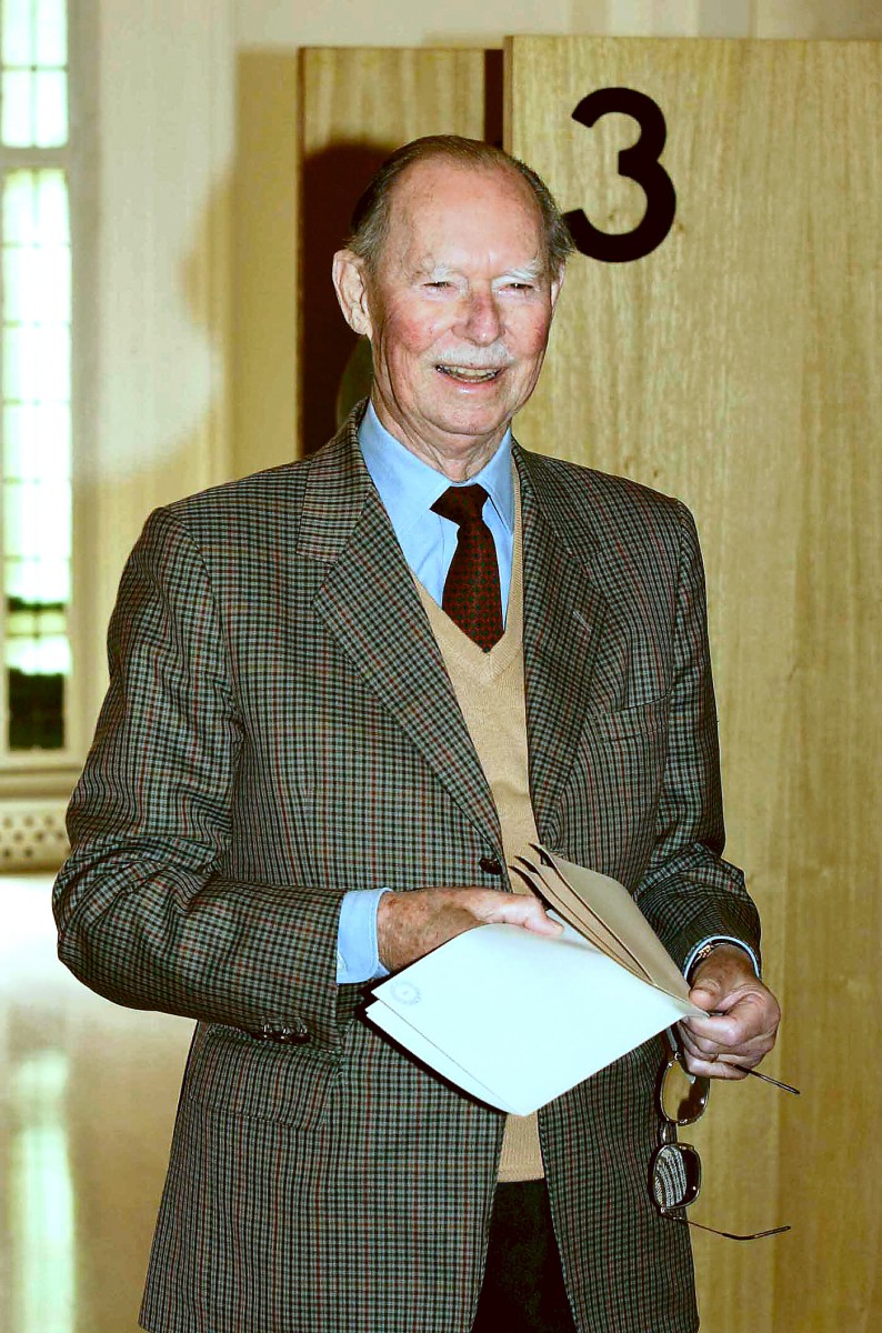 490_008_432554_Parlamentswahlen am 13. Juni 2004 – Großherzog Jean gibt seine Stimme ab