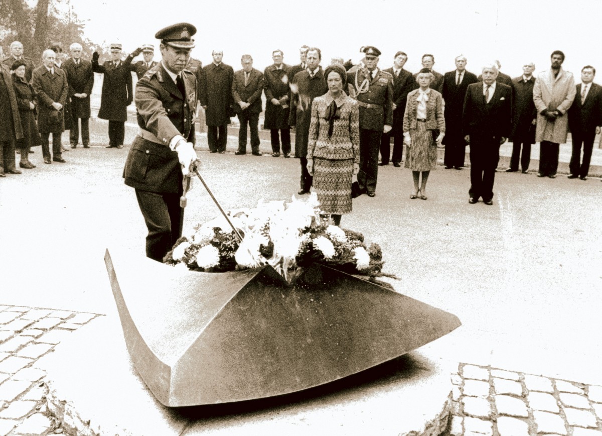 490_008_432571_Großherzog Jean zündet die eweige Flamme auf dem Kanounenhiwwel an