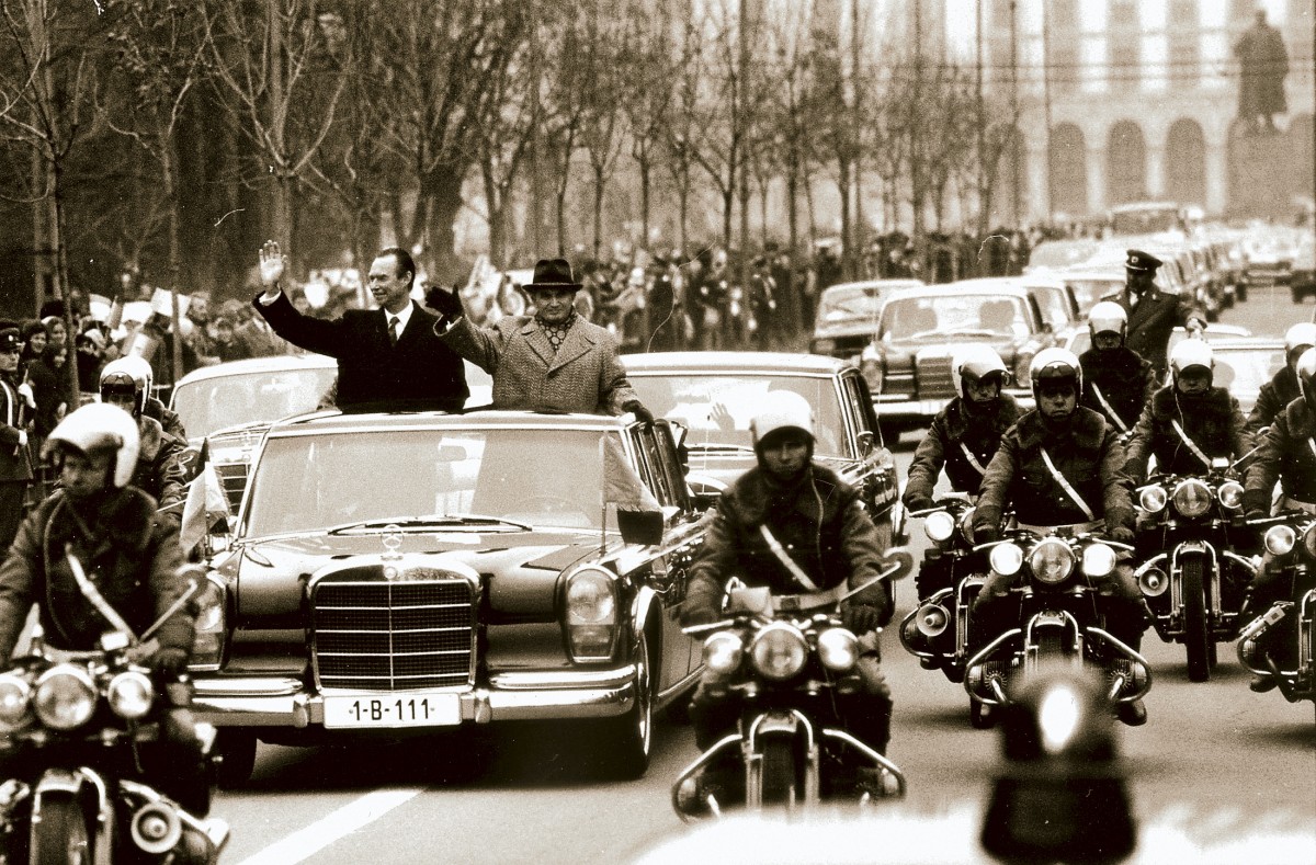 490_008_432582_Oktober 1976 Großherzog Jean und Rumäniens Präsident Ceausescu fahren im offenen Mercedes 600 durch Bukarest