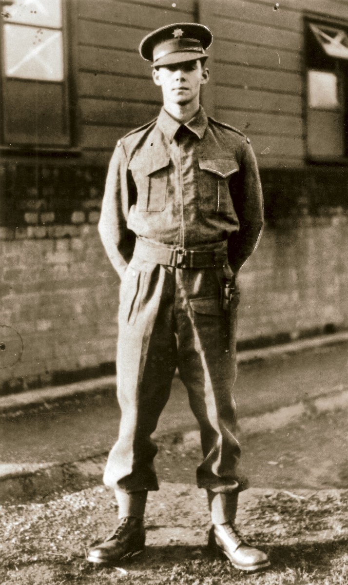 490_008_432613_Während seiner militärischen Ausbildung in Aldershot (GB)