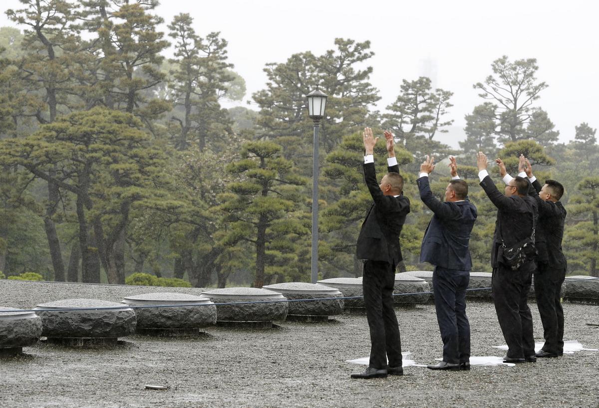 Abdankung_von_Kaiser_61139704urn_binary_dpa_com_20090101_190430-90-002587-FILED