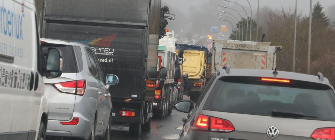 Im Stau auf der A6: Personen springen plötzlich von einem Lkw-Anhänger