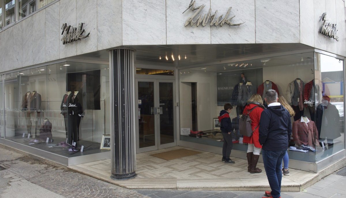 Das letzte Geschäft seiner Art: „Stresemann“, schwarze Krawatten und Anzüge von 1850 bei Zwick