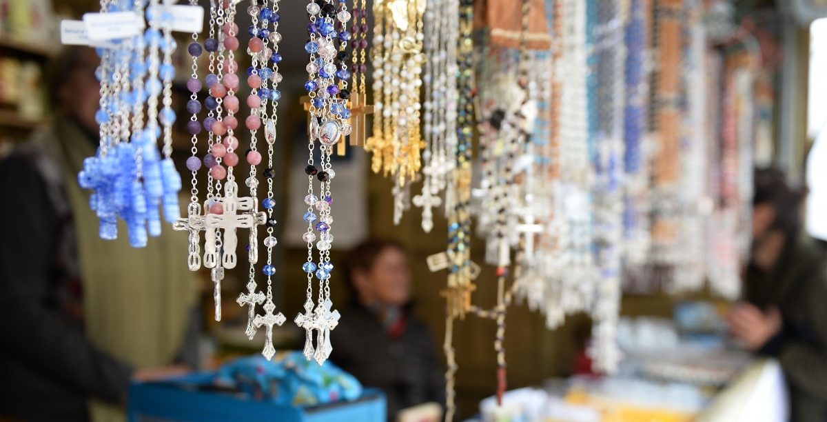Der letzte Stand seiner Art: Rosenkränze und Mutter-Gottes-Bilder auf dem „Oktav-Mäertchen“