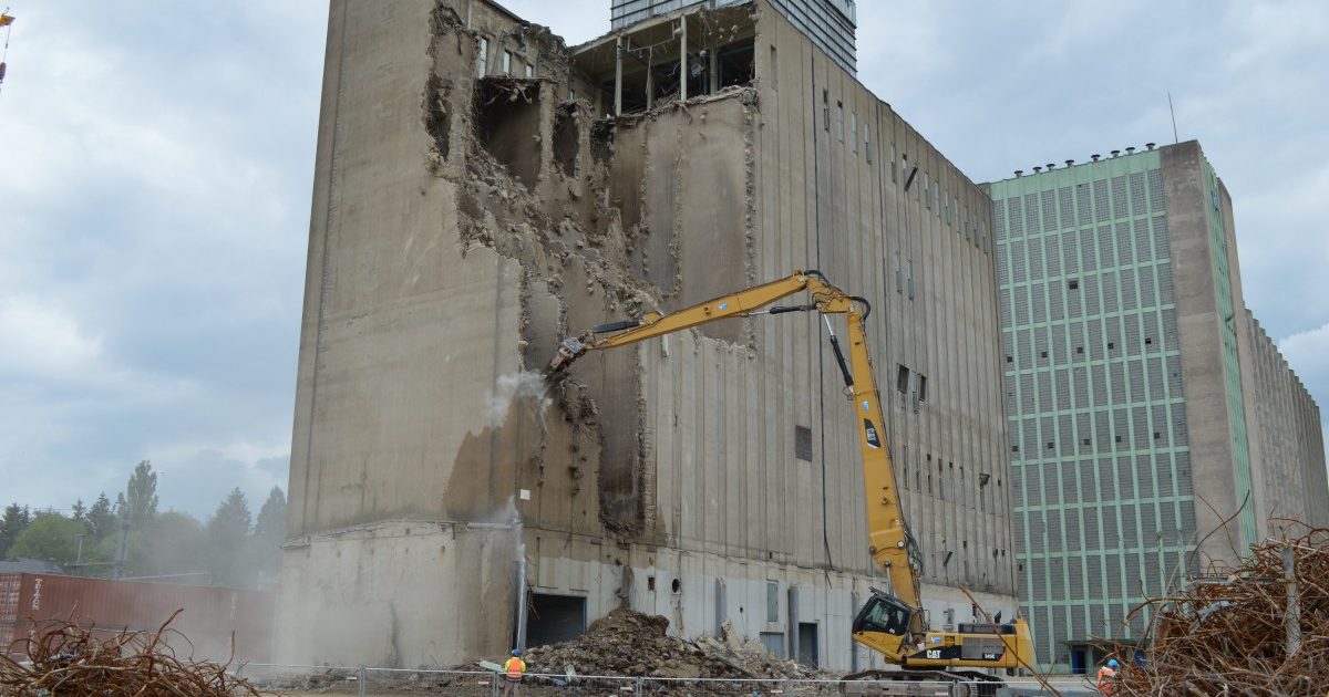 Stück für Stück Richtung Erde: Abrissarbeiten am Agrocenter schreiten voran