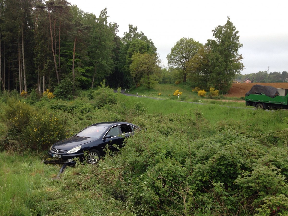 Rätselhafter Unfall zwischen Hobscheid und Kreuzerbuch: Polizei vermutet Einbrecher