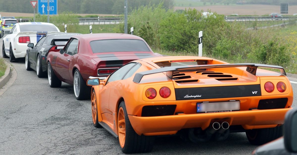 Mehr als 100 Sportwagen rasen in Gruppe über deutsche Autobahn